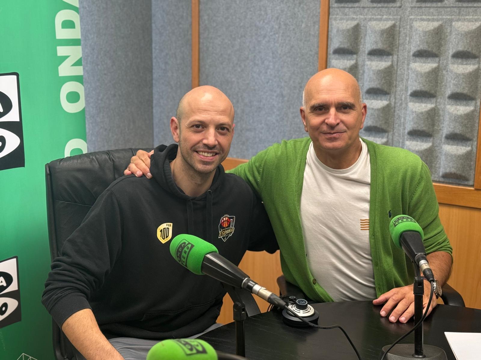 Joan Martínez d'Escales explicando su filosofía sobre la actitud y el talento en el deporte formativo durante el programa de Tolo Mercadal.